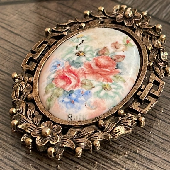 Vintage Hand Painted Ceramic Floral Cameo in a Antique Gold-tone Frame - Picture 2 of 16